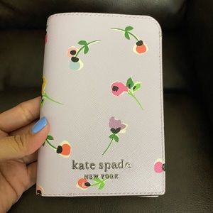 Brand new Kate Spade passport holder 🌸🌻